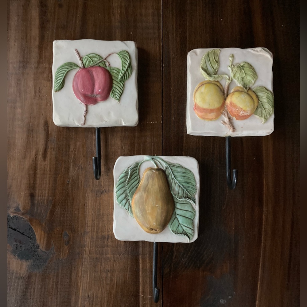 Set 3 Hen Feathers Resin Plaques/Wall Hooks. Pear, Peach, Apple. 3.5 x 3.5. - Picture 3 of 16
